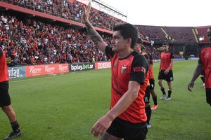 ¿El saludo final?. La postal de Luis Miguel Rodríguez en el Cementerio de los Elefantes, el día del partido contra Defensa y Justicia. Todo parece indicar que no jugará más en Colón. Créditos: Luis Cetraro