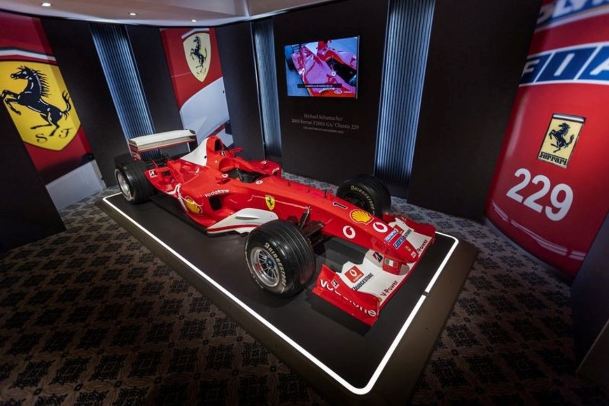 Foto del viernes de la Ferrari F2003 GA número de chasis 229 con el que el piloto de Fórmula 1 Michael Schumacher ganó su sexto título de Campeón del Mundo se ve durante una vista previa en Sotheby's antes de la subasta Ginebra, Suiza
Nov 4, 2022.  REUTERS/Denis Balibouse
