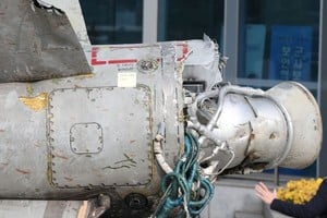 Restos de un misil norcoreano rescatado en aguas surcoreanas que fueron identificados como partes de un misil tierra-aire SA-5 de la era soviética en el Ministerio de Defensa en Seúl, Corea del Sur. 9 de noviembre de 2022. Yonhap vía REUTERS