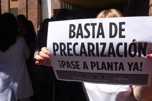 Este miércoles, profesionales de la ciudad hicieorn visible su reclamo por mejores condiciones salariales. Las residencias en Pediatría no terminan de completarse. Crédito: Mauricio Garin