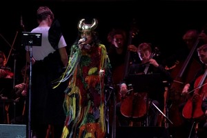 Primavera Sound Buenos Aires: La bienvenida: Björk, director Bjarni Frímann Bjarnason y músicos del Colón.