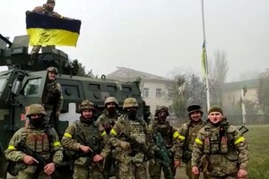Soldados de las fuerzas del 131º Batallón de Reconocimiento Separado celebran la recaptura de la ciudad de Snihurivka, en la región de Mikoláiv, Ucrania. 10 de noviembre de 2022, en esta captura de pantalla obtenida de un vídeo. Vídeo obtenido por Reuters/Handout vía REUTERS