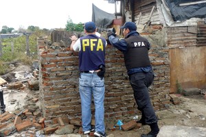 Policía Federal allanó una vivienda de la zona oeste de Santo Tomé, donde secuestró la droga, un arma y teléfonos.