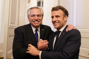 Alberto Fernández junto a Emmanuel Macron en París. Crédito: Prensa Presidencia de la Nación