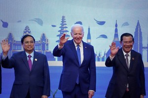 Cambodia's Prime Minister Hun Sen, U.S. President Joe Biden and Vietnam's Prime Minister Pham Minh Chinh attend the ASEAN-US summit during the ASEAN summit held in Phnom Penh, Cambodia November 12, 2022. REUTERS/Cindy Liu