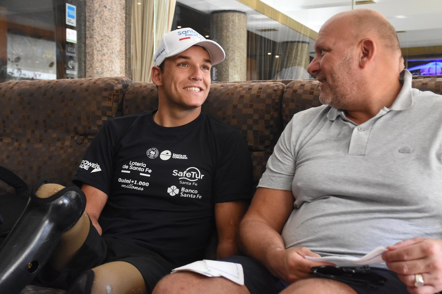 Stéphane Lecat fue quien acompañó a Théo Curin en su preparación para nadar la Santa Fe - Coronda. Créditos: Pablo Aguirre.