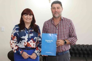 En la firma del convenio estuvo presente también la directora del Centro de Atención Personalizada de PAMI del departamento San Justo, Lara Imhoff junto a funcionarios de la localidad beneficiada. Foto: Gobierno
