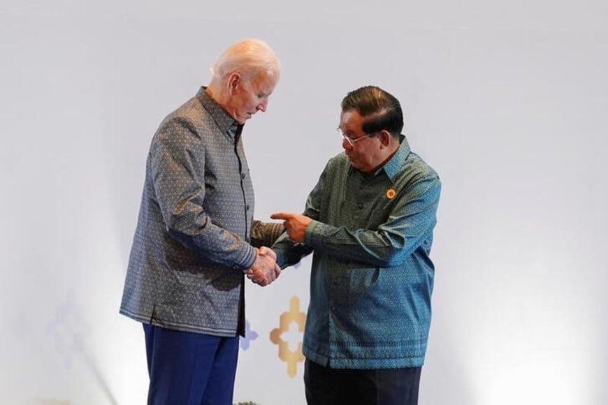 El presidente de EEUU, Joe Biden (izq), es saludado por el primer ministro de Camboya, Hun Sen, a su llegada a la cena de gala de la cumbre ASEAN en Nom Pen, Camboya. 12 noviembre 2022. REUTERS/Kevin Lamarque