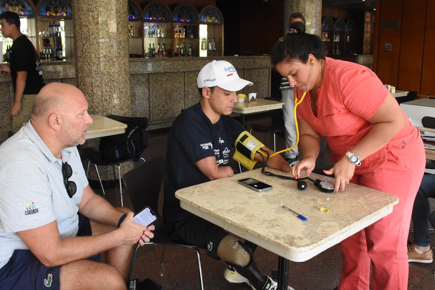 Théo, al igual que los demás nadadores, se realizaron la revisión médica durante la tarde del viernes. Créditos: Pablo Aguirre.