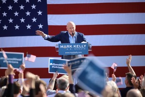 El senador demócrata Mark Kelly ganó la reelección en Arizona, según proyectaron a última hora de ayer tres cadenas de televisión.