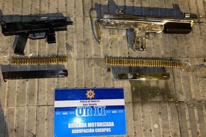 El poderoso armamento que fue encontrado dentro del vehículo.