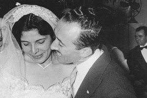 Arazi escribió una novela sobre el final de la vida de una madre ante su hija. A partir de ahí, repasó la vida familiar, para tener un contexto. En la foto, Rosita junto al papá de Silvia. FOTO: Gentileza de la autora