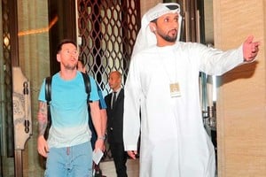 Messi llegó a Medio Oriente y se pone a la par de sus compañeros, a una semana del debut.