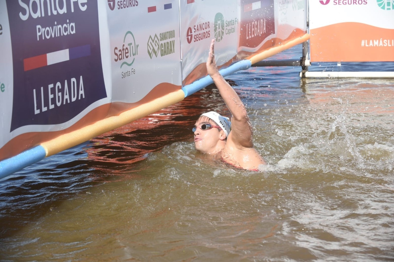 El argentino Matías Díaz Hernández ganó la 46a. edición de la Santa Fe - Coronda. La mejor entre las mujeres fue la santafesina Erika Yenssen. El nadador paralímpico Theo Curin cumplió su objetivo al arribar a Coronda.