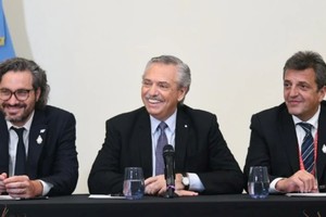 Fernández dio declaraciones a la prensa acompañado de Santiago Cafiero y Sergio Massa.