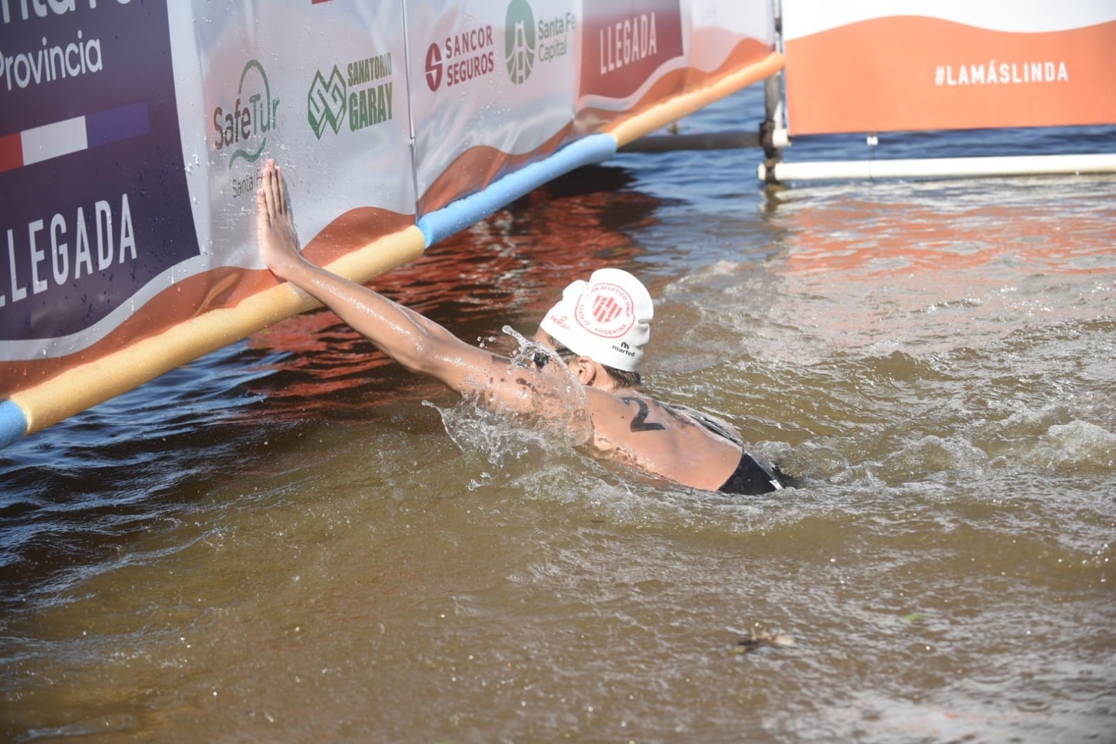 El argentino Matías Díaz Hernández ganó la 46a. edición de la Santa Fe - Coronda. La mejor entre las mujeres fue la santafesina Erika Yenssen. El nadador paralímpico Theo Curin cumplió su objetivo al arribar a Coronda.