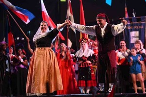 a nueva pareja embajadora está compuesta por Candela Mayer de Casa Balear e Ignacio Ángel Mateo Torletti Marull de Centre Catalá. Foto: Municipalidad Rosario