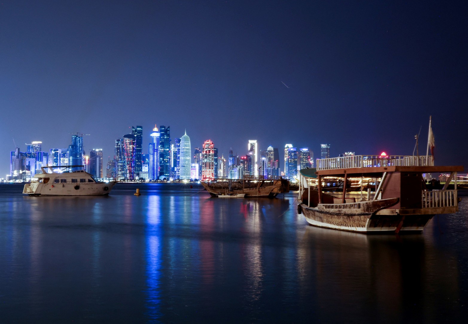 Los barcos están atracados frente al horizonte de Doha antes del torneo de fútbol de la Copa Mundial de la FIFA 2022 en Doha, Qatar.