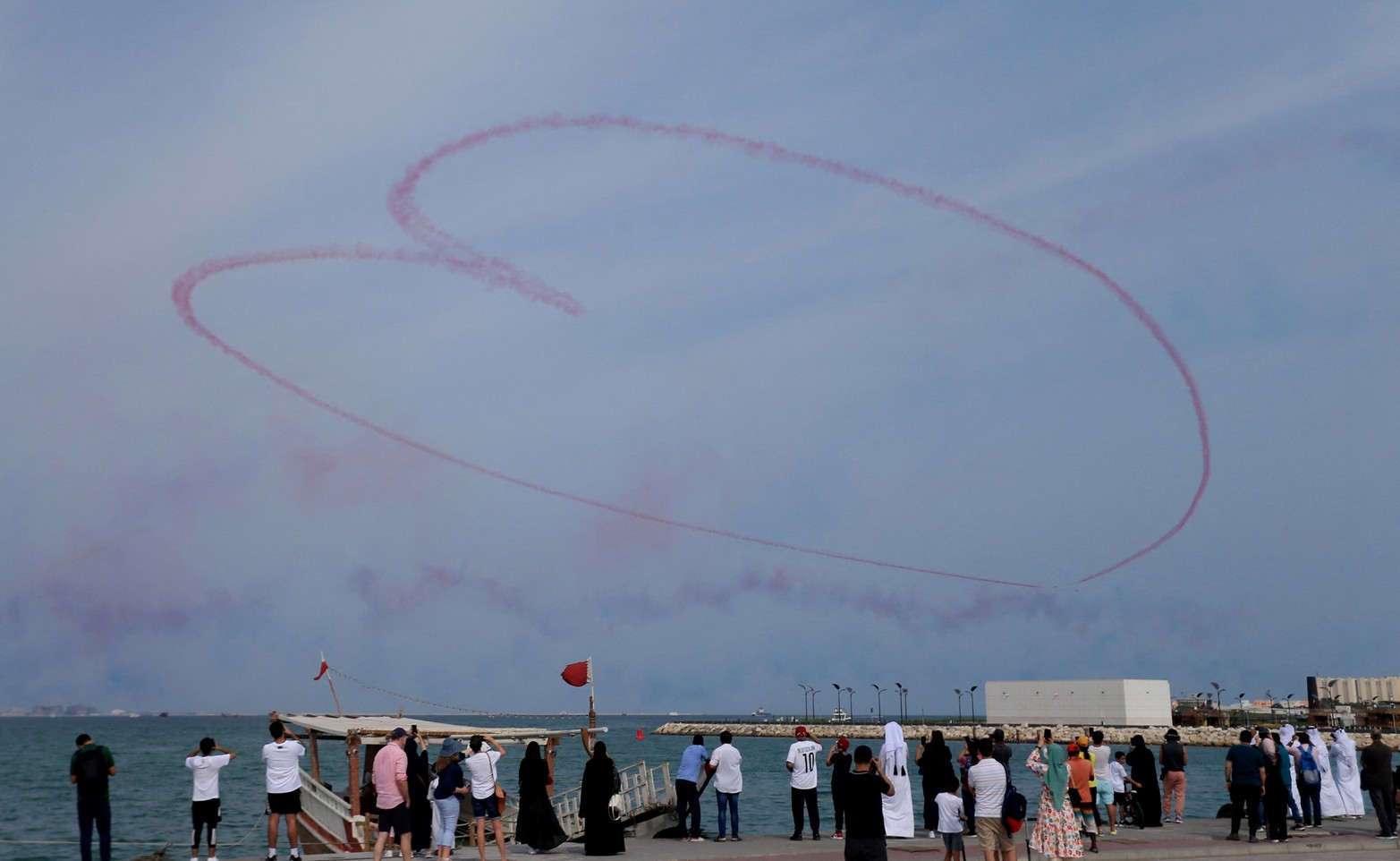 Exhibición aérea de la Fuerza Aérea Qatari Emiri, el equipo Saudi Falcons y el equipo British Red Arrows antes de la Copa Mundial de la FIFA.
