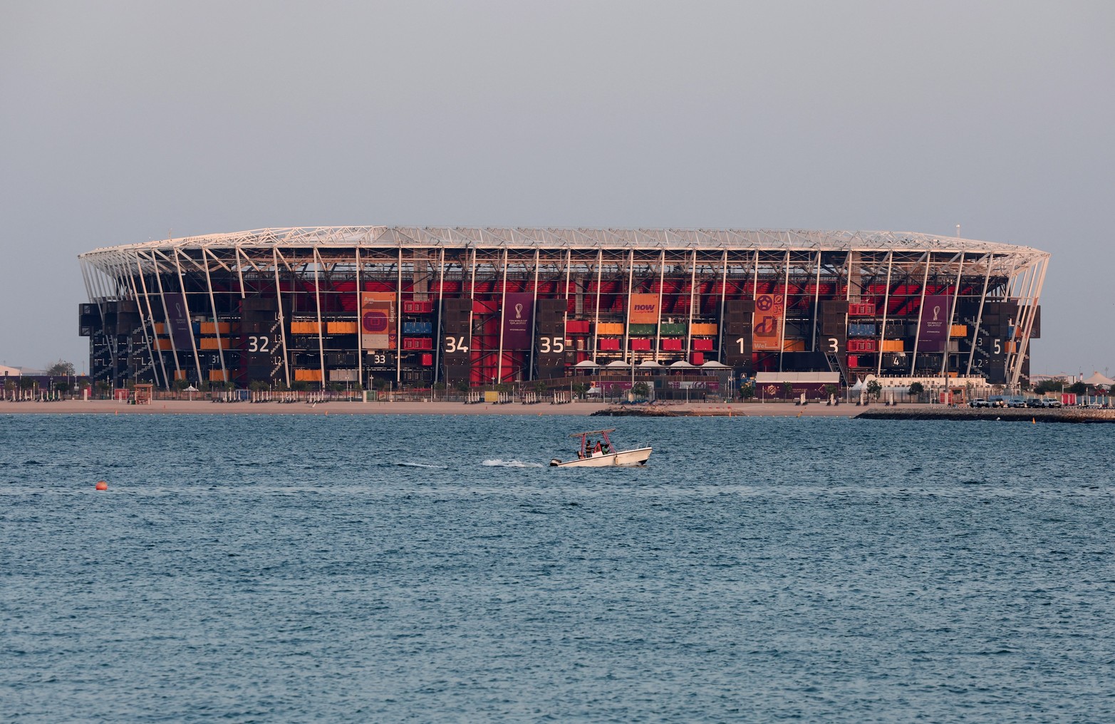 Vista general del océano y el Estadio 974 en Doha. Lo particular es que fue realizado con conteiner. Luego del mundial será desmontado.  