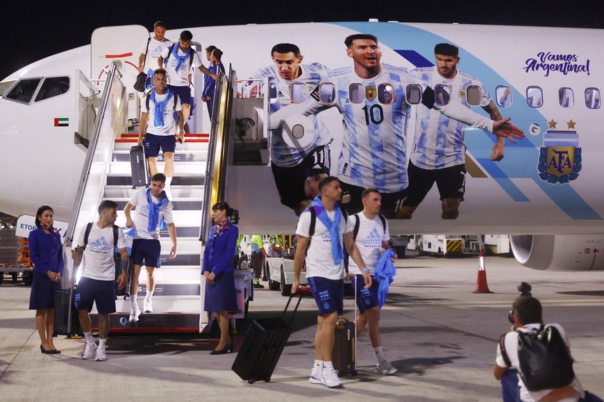 Soccer Football - FIFA World Cup Qatar 2022 Arrival - Argentina team arrives in Doha - Hamad International Airport, Doha, Qatar - November 17, 2022
Argentina team arrives for the FIFA World Cup Qatar 2022 REUTERS/Hannah Mckay