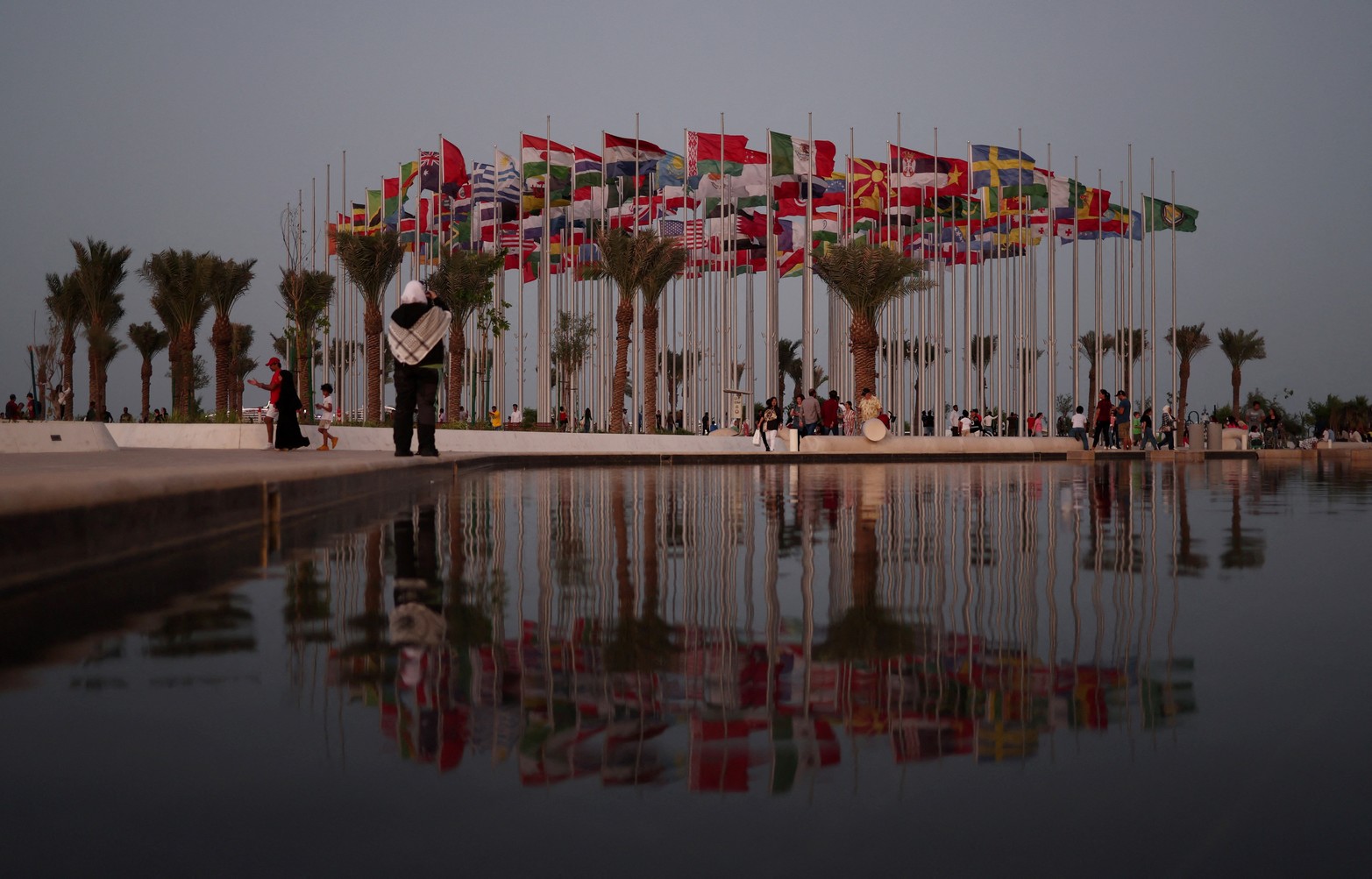 Vista general de Flag Plaza en Doha, lugar donde se exhiben las banderas de los distintos países que participan del mundial de fútbol.