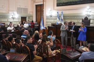 Los diputados Natalia Armas Belavi y Nicolás Mayoraz entregaron los reconocimientos. Foto: Pablo Aguirre