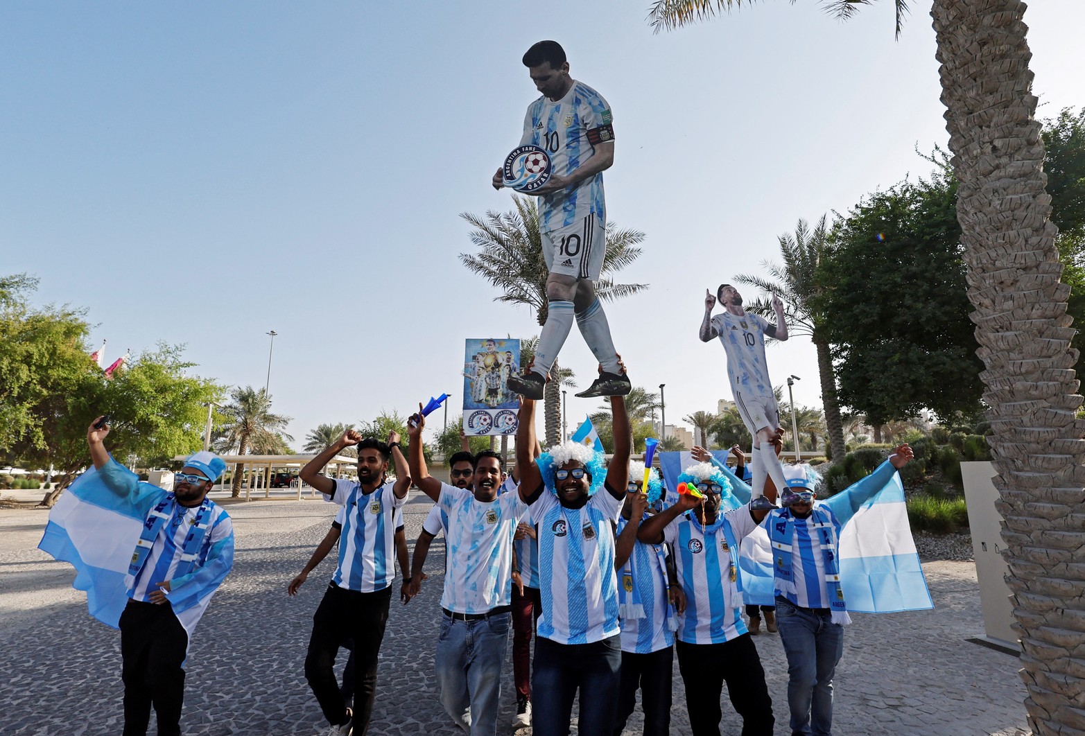 Doha, Qatar,  los hinchas argentinos exhiben recortes de Lionel Messi en el Museo Nacional de Qatar.