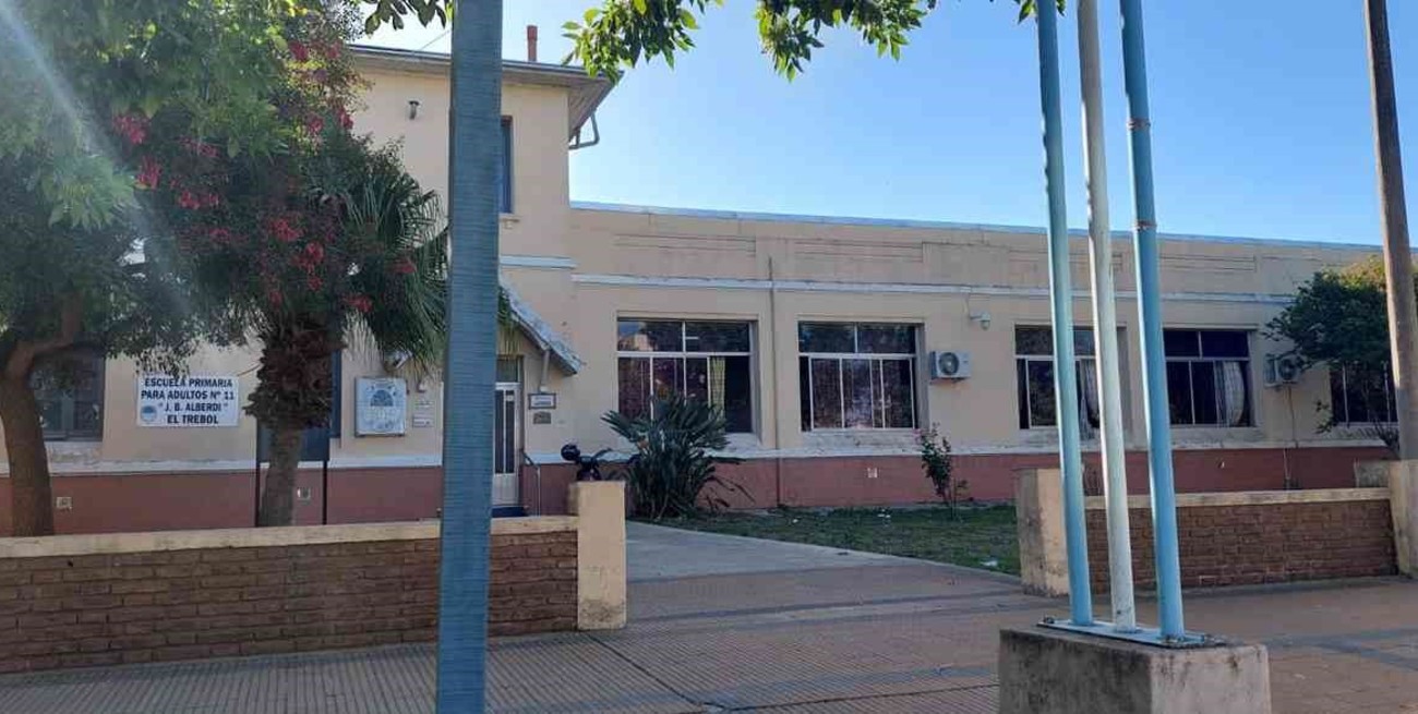 Escuela de El Trébol con serios daños y roturas