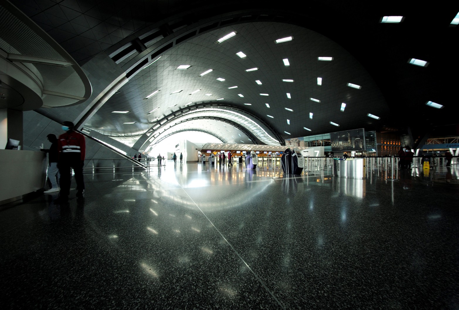 Doha, Qatar. Vista general dentro de la nueva expansión de la terminal del vestíbulo central en el Aeropuerto Internacional de Hamad antes de la Copa del Mundo.