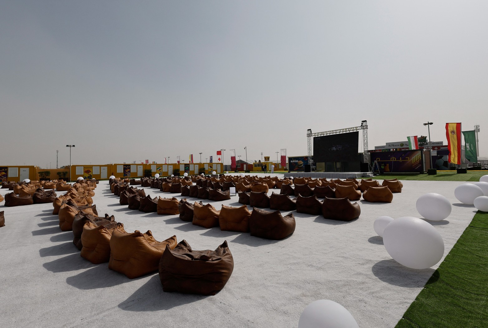  Doha, Qatar. Los asientos se ven en la zona libre de Fan Village Cabins antes de la Copa del Mundo.