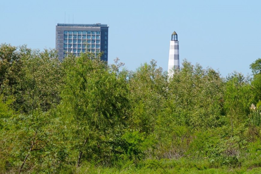 Faro. La nueva postal de la zona de la Costanera Oeste. Crédito: Manuel Fabatía