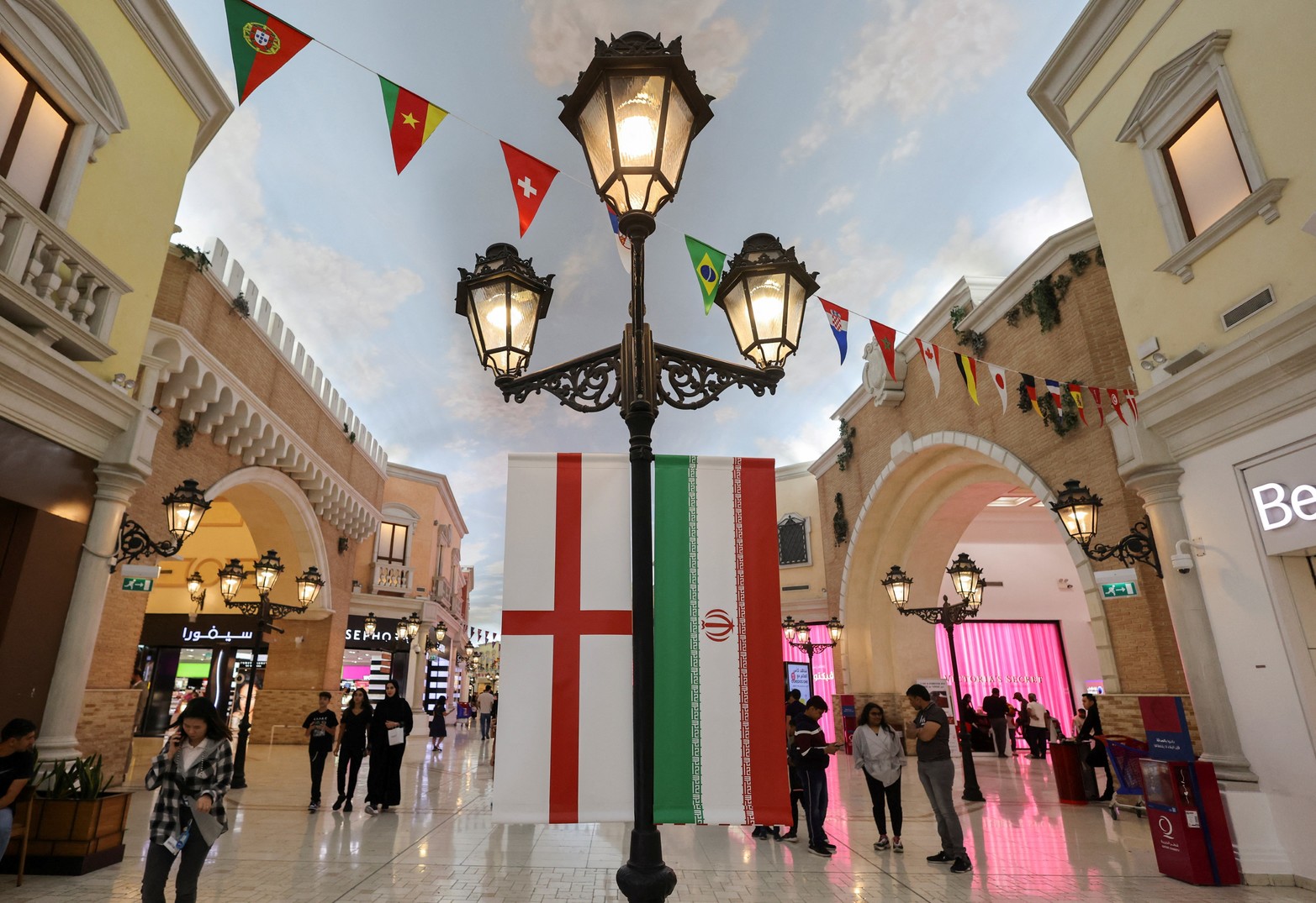 Las banderas de Inglaterra e Irán se ven antes del torneo de fútbol de la Copa Mundial de la FIFA Qatar 2022, en Villaggio Mall en Doha, Qatar.