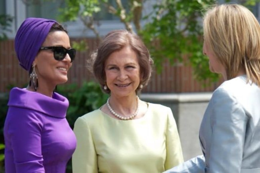 La madre del emir es considerada una de las mujeres más elegantes del mundo. En la foto, junto a la infanta Cristina y la reina Sofía de España, en 2011.