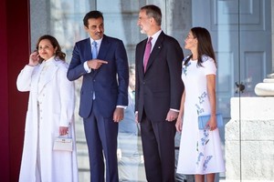 La primera de las tres esposas del emir ejerce el cargo de primera dama, siendo la única que acompaña a Tamim en los viajes de estado, como el que realizó a España este año.