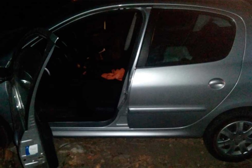 Así fue encontrado el auto de la familia robada luego del asalto a la seccional policial.