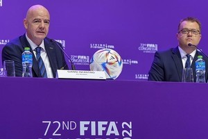 Bryan Swanson, director de comunicación de la FIFA, en rueda de prensa con Infantino.