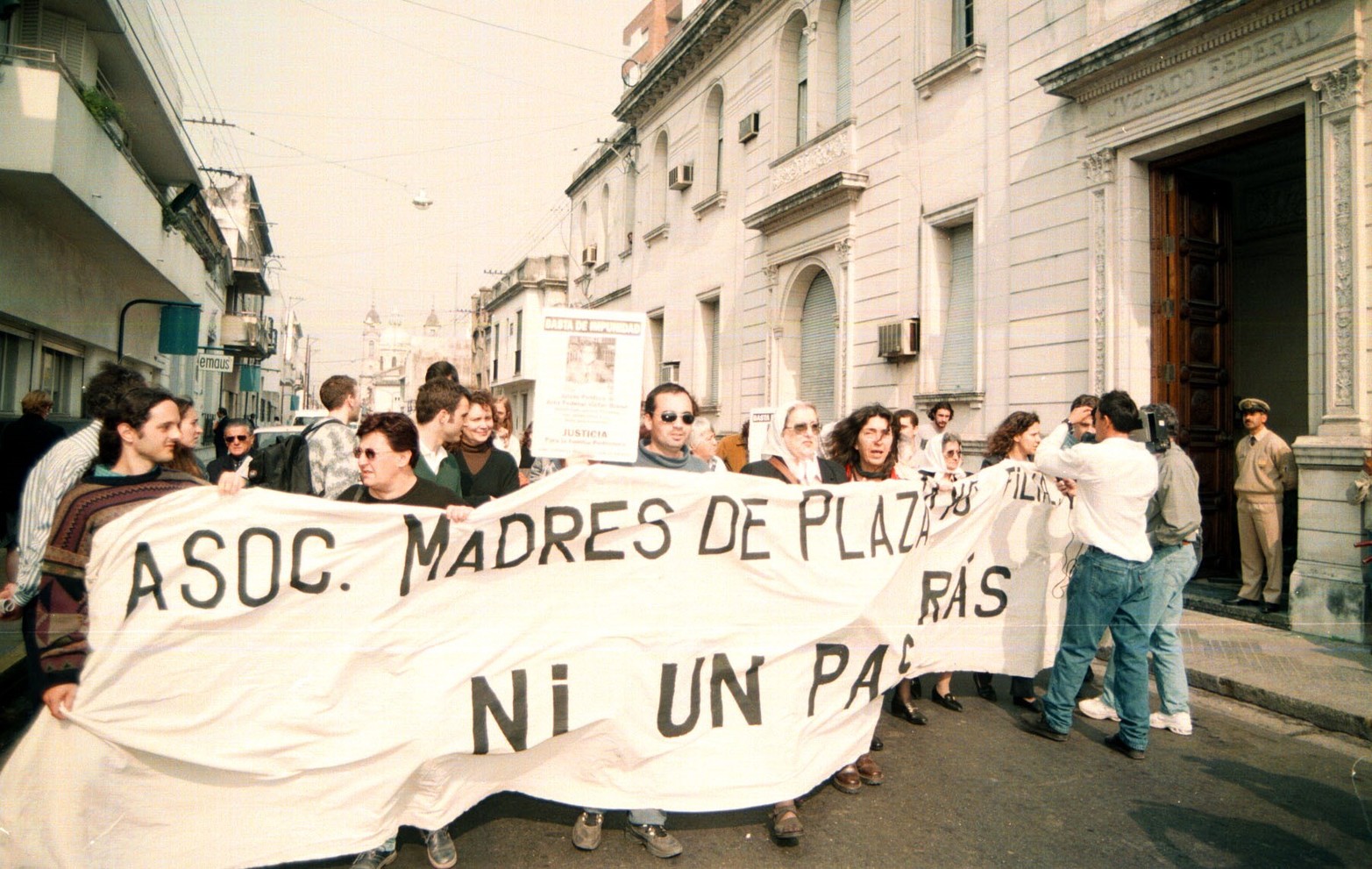 En agosto 1999 Hebe marcha frente al Juzgado Federal exigiendo destitución del juez Víctor Hermes Brusa