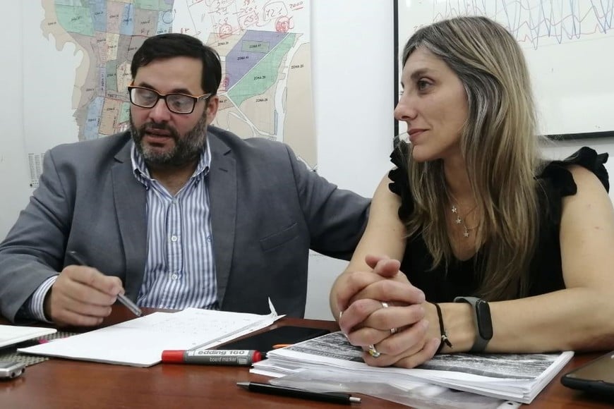 Luciano Mohamad, secretario de Hacienda municipal, junto a Tamara Bichatti, subsecretaria de Ingresos Públicos.