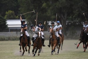 Parejo y emotivo. El último partido jugado en el Club Hípico General Manuel Belgrano este domingo por la tarde fue ganado por Urbano Polo, que finalmente se quedó con la Copa Urbano Iturraspe, dejando en la segunda posición a su rival, La Primavera.