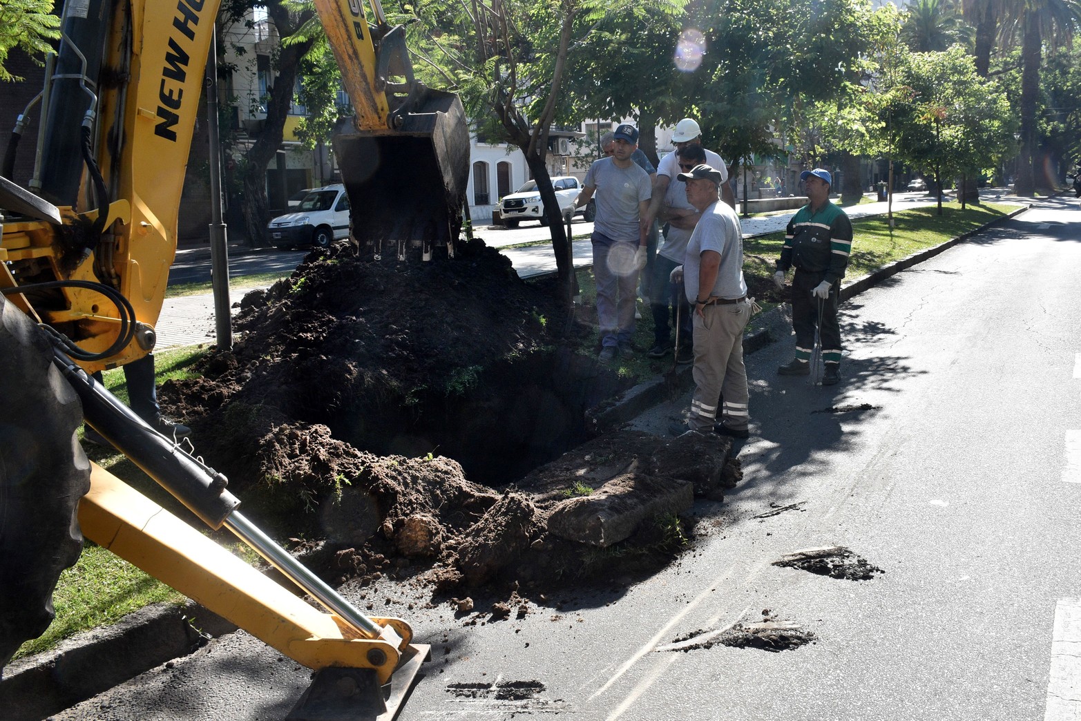 Incógnita por un hundimiento. Buscan determinar por qué se hundió un sector de bulevar Gálvez frente a la plaza Pueyrredón. La municipalidad informó que no se conoce con exactitud la causa del problema y que se analiza el estado estructural de la calzada. Se llevaron a cabo estudios y sería reparado en enero. Una antigua laguna que existió en la zona, ¿será la explicación? Flavio Raina