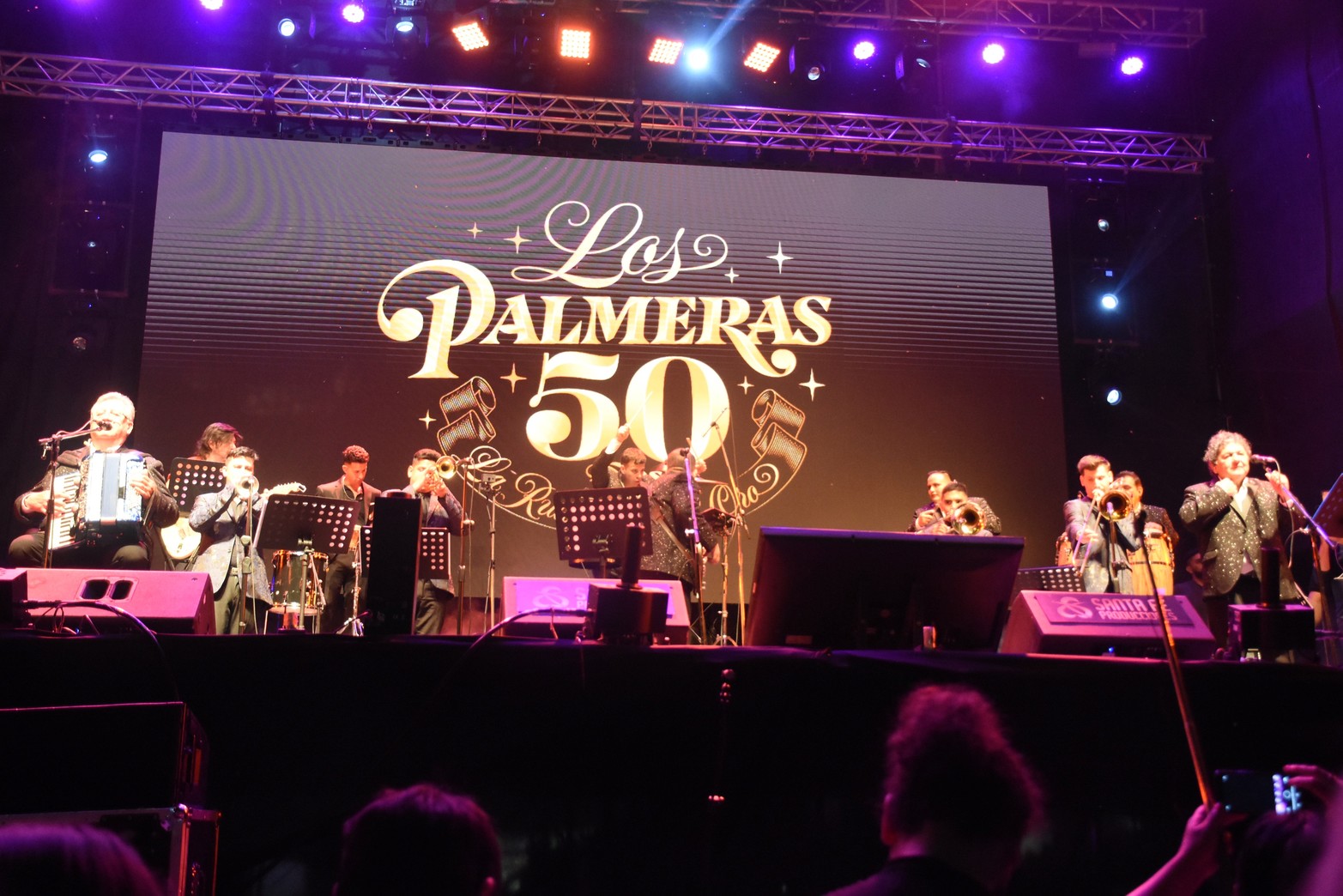 Histórica convocatoria. La celebración de los 449 años de la ciudad de Santa Fe convocó a 120 mil personas en la costanera oeste, según el municipio. El buen clima y el festejo de los 50 años del grupo Los Palmeras, junto a invitados especiales, le dieron música y color a una tarde-noche que quedará en la historia. Fernando Nicola y Manuel Fabatía