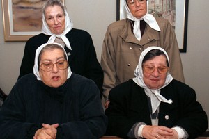 Año 97 redacción del diario  madres de plaza de mayo participaran de la charla "LA ARGENTINA HOY..." en sede de AMSAFE. Celina Kofman, Aurora Fraccarolli, Hebe de Bonafini Y Maria Gutman