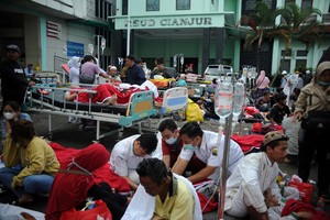 Medical workers treat the victims outside the district hospital after earthquake hit in Cianjur, West Java province, Indonesia, November 21, 2022, in this photo taken by Antara Foto. Antara Foto/Raisan Al Farisi via REUTERS

ATTENTION EDITORS - THIS IMAGE HAS BEEN SUPPLIED BY A THIRD PARTY. MANDATORY CREDIT. INDONESIA OUT. NO COMMERCIAL OR EDITORIAL SALES IN INDONESIA.