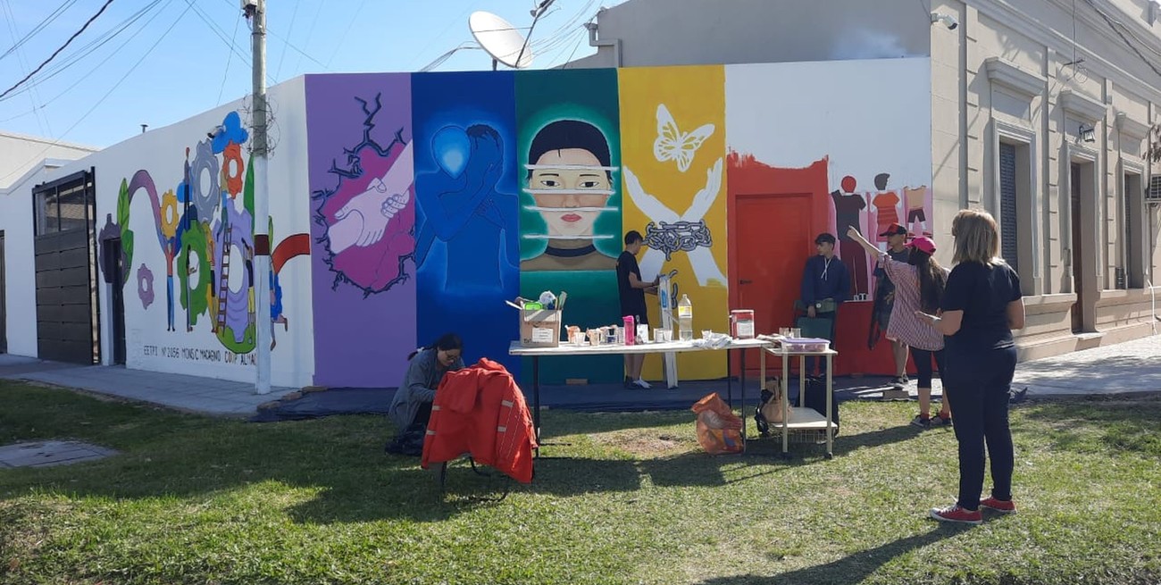 Trabajo cooperativo: alumnos de dos escuelas secundarias pintaron murales en barrio Guadalupe