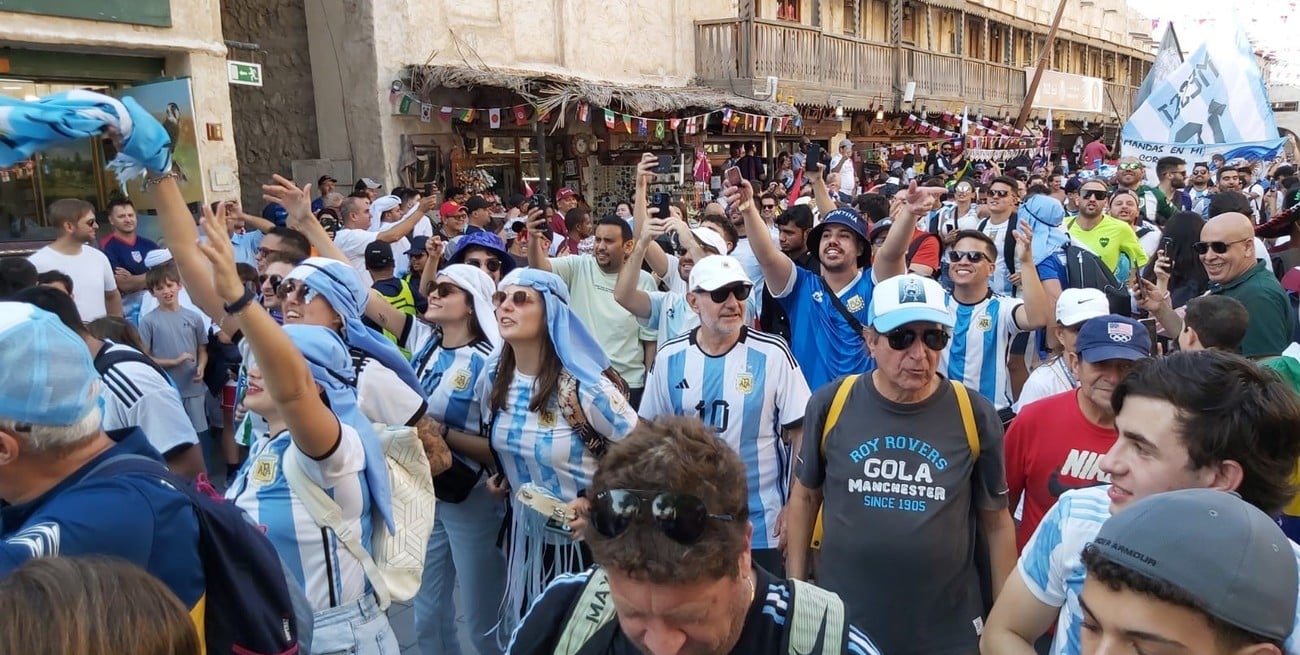 Mundial de Qatar: los hinchas argentinos realizaron un banderazo en la bahía de Doha