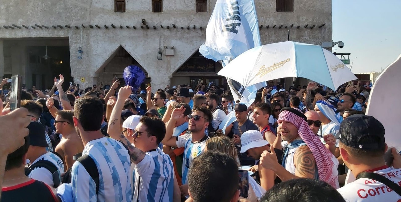 El día que los argentinos paralizaron Souq Wakif con un emotivo banderazo