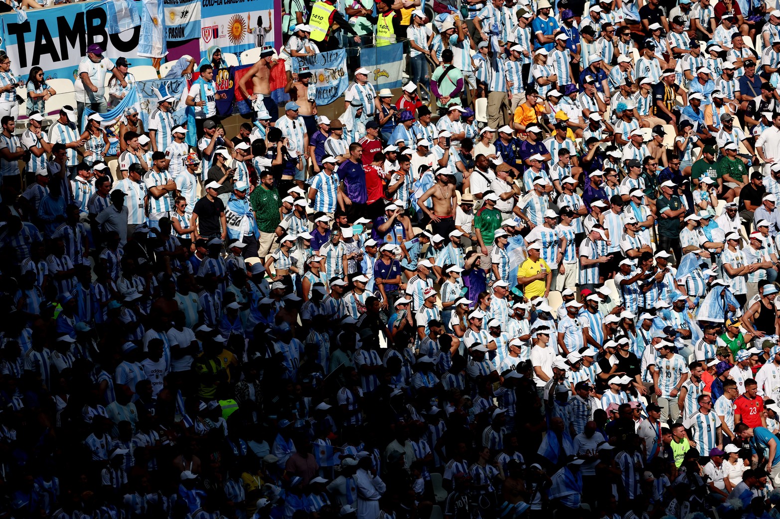 La hinchada argentina, como siempre acompañando a la Selección. Crédito: Reuters.