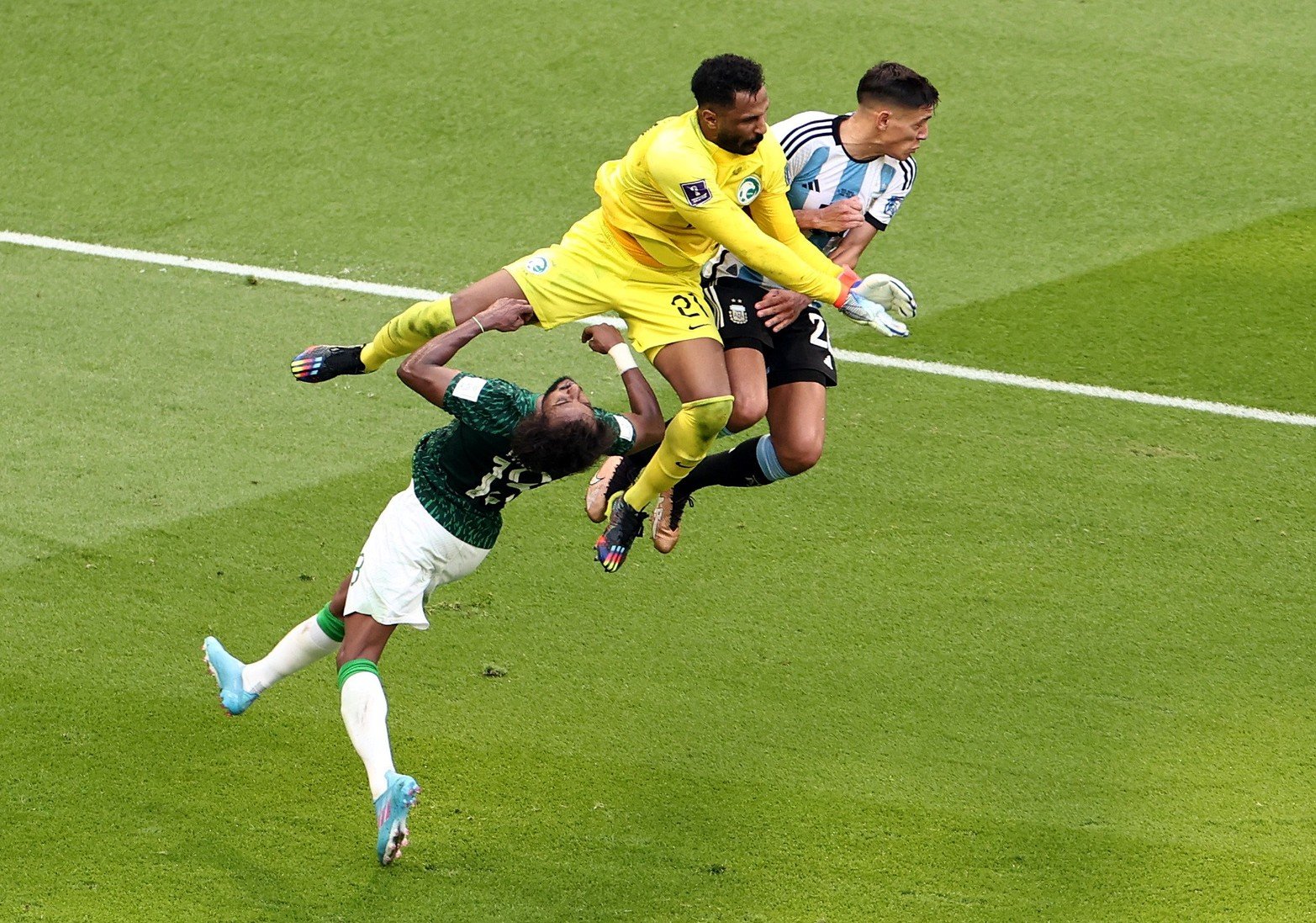 Yasser Al-Shahrani, recibió un duro golpe con su propio compañero. Tuvo que ser retirado del campo de juego. 