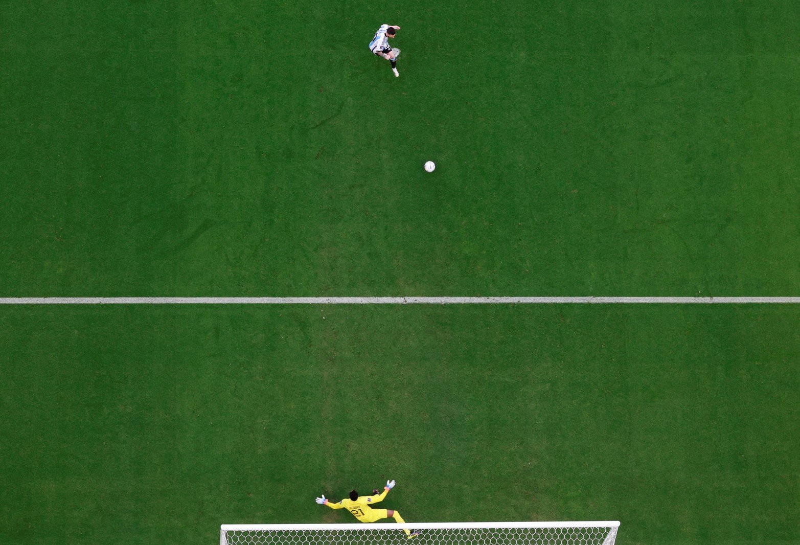 El gol de Argentina. Lionel Messi patea el penal que fue el 1 a 0 transitorio. 